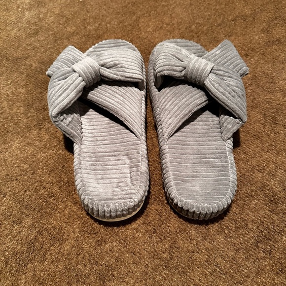 Women's Ribbed Gray Slippers - Picture 7 of 7